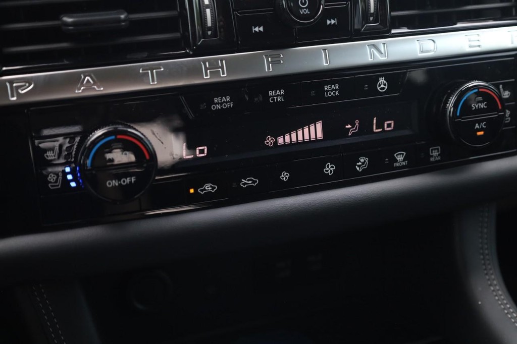 Nissan Pathfinder Vehicle Image 16