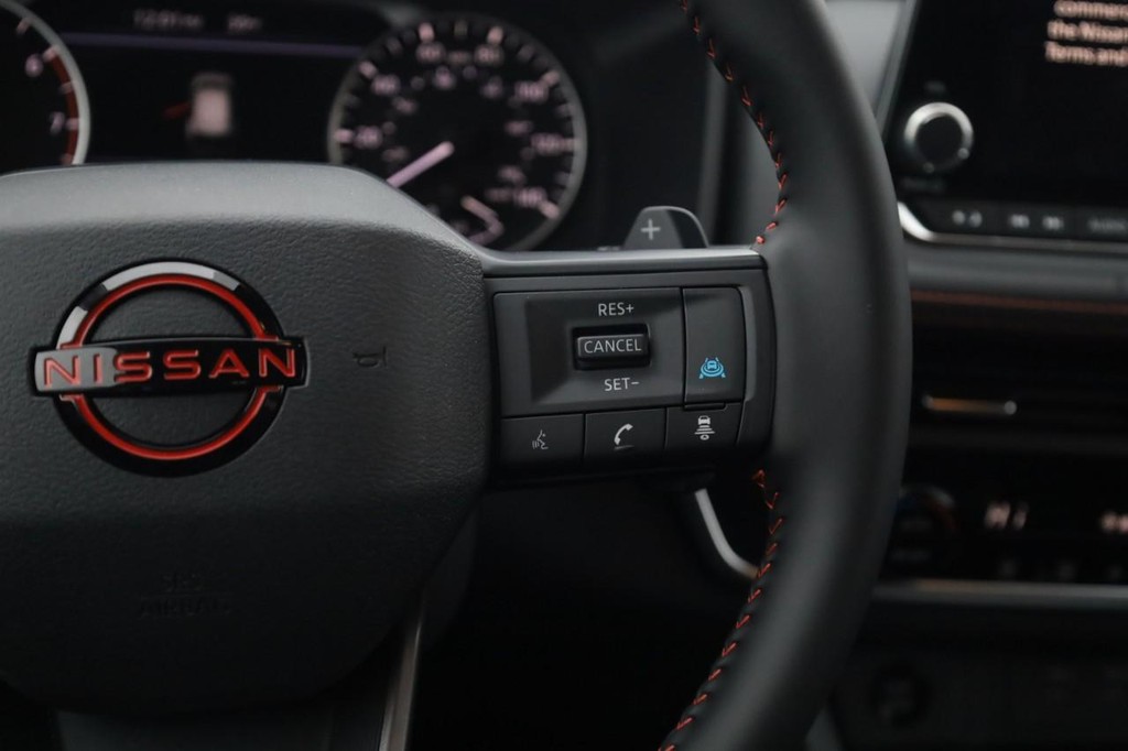 Nissan Rogue Vehicle Image 09