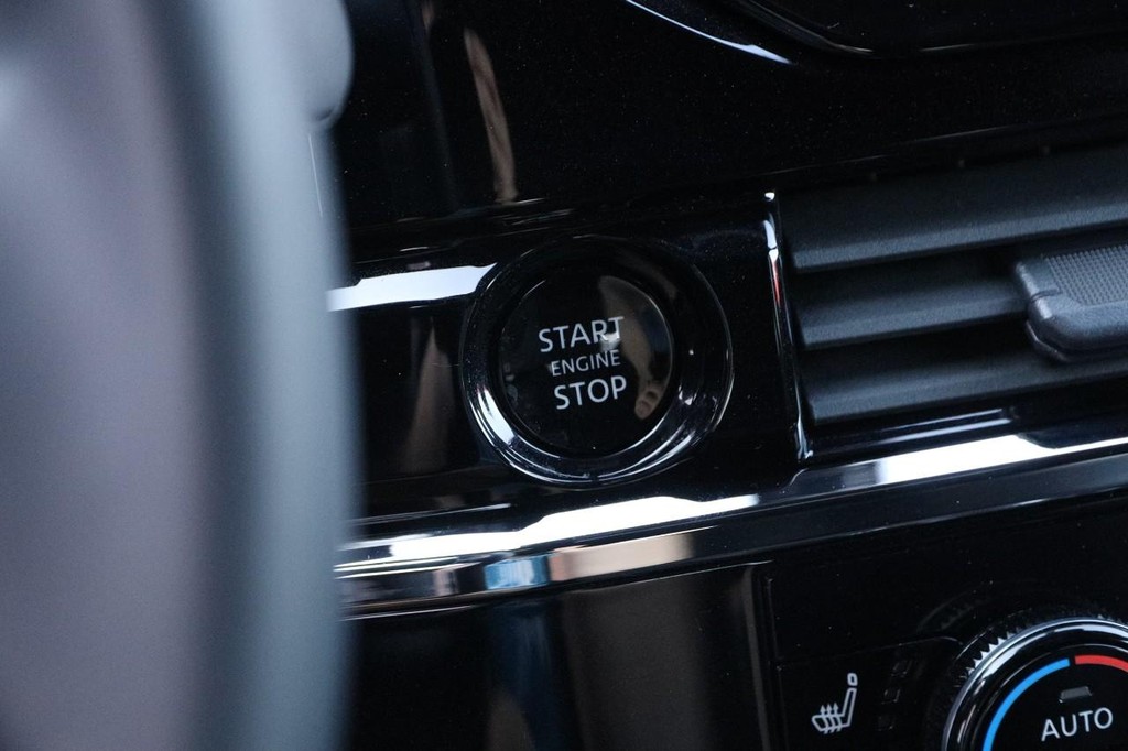 Nissan Pathfinder Vehicle Image 17