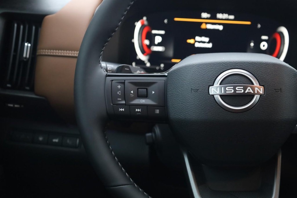 Nissan Pathfinder Vehicle Image 10