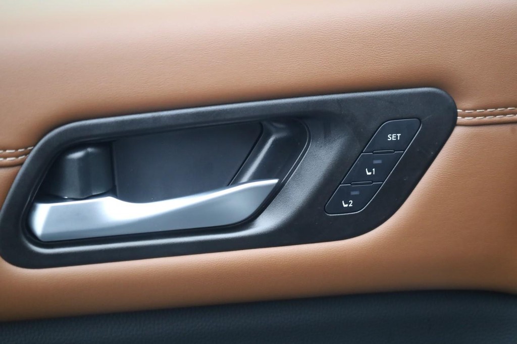 Nissan Pathfinder Vehicle Image 12