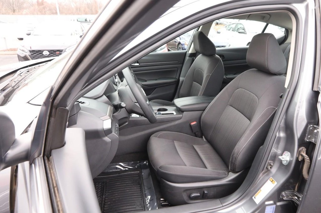 Nissan Altima Vehicle Image 08