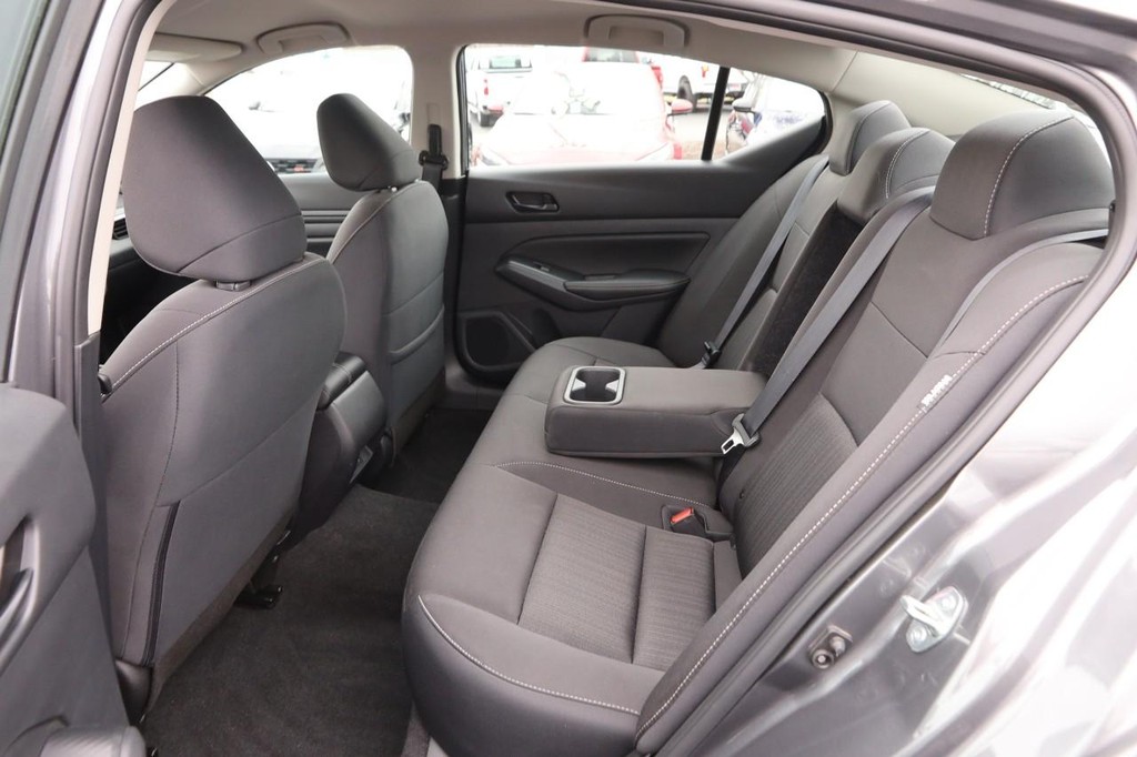 Nissan Altima Vehicle Image 09