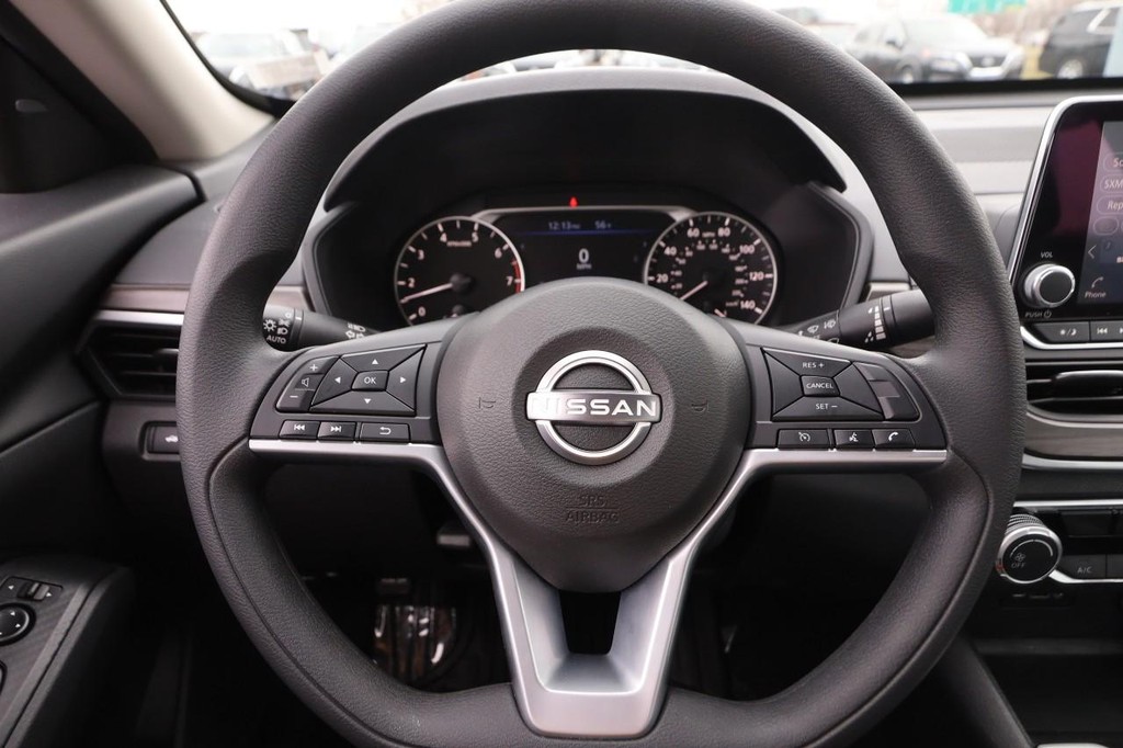 Nissan Altima Vehicle Image 10