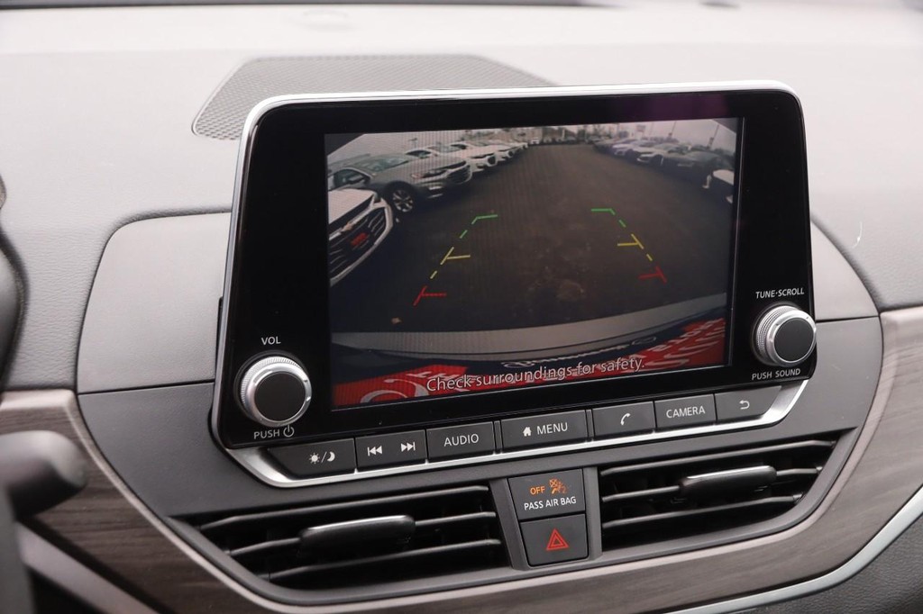 Nissan Altima Vehicle Image 16