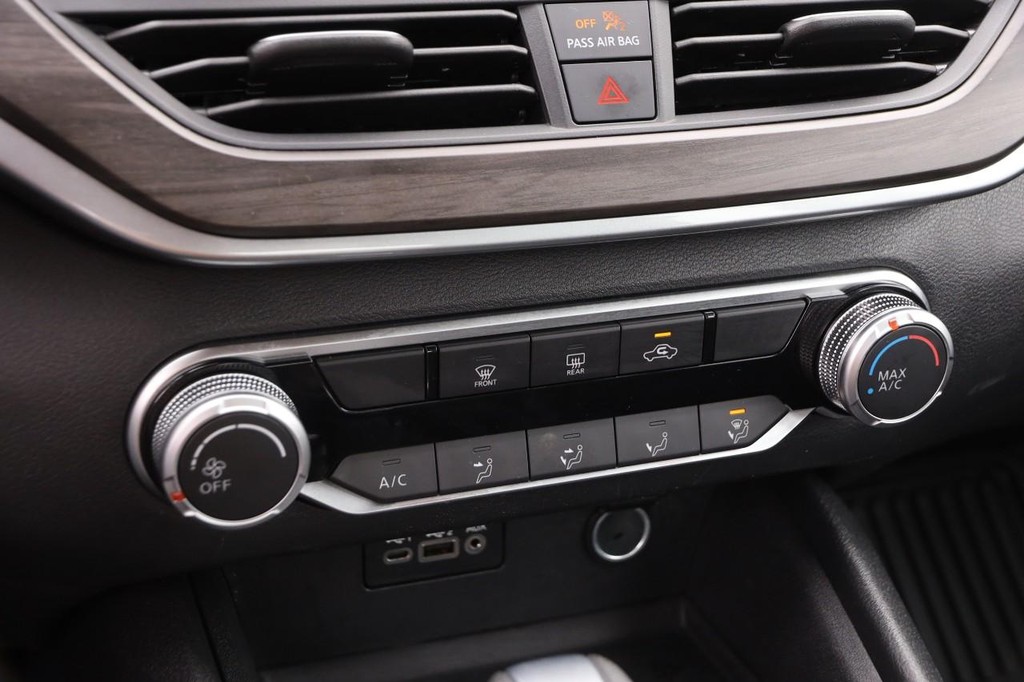 Nissan Altima Vehicle Image 17