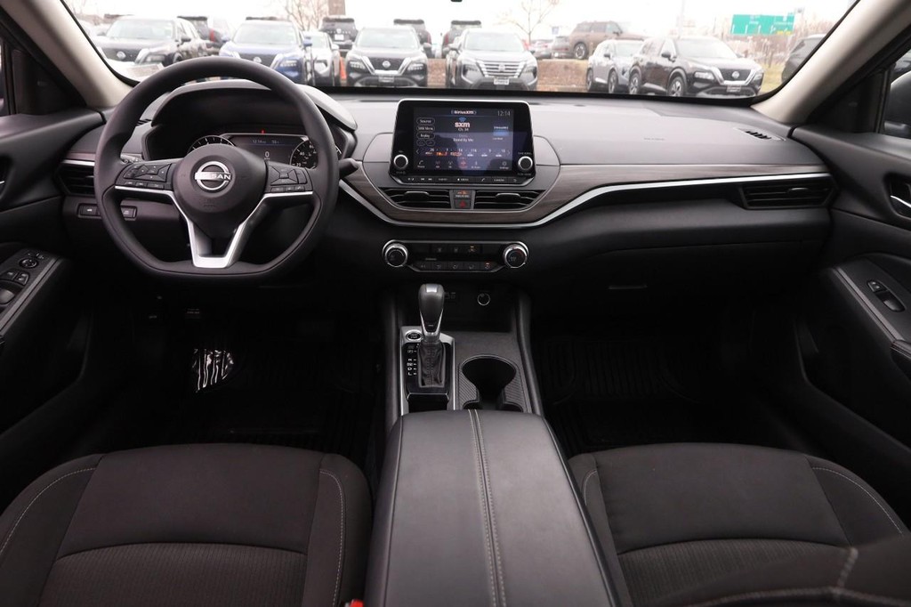 Nissan Altima Vehicle Image 19