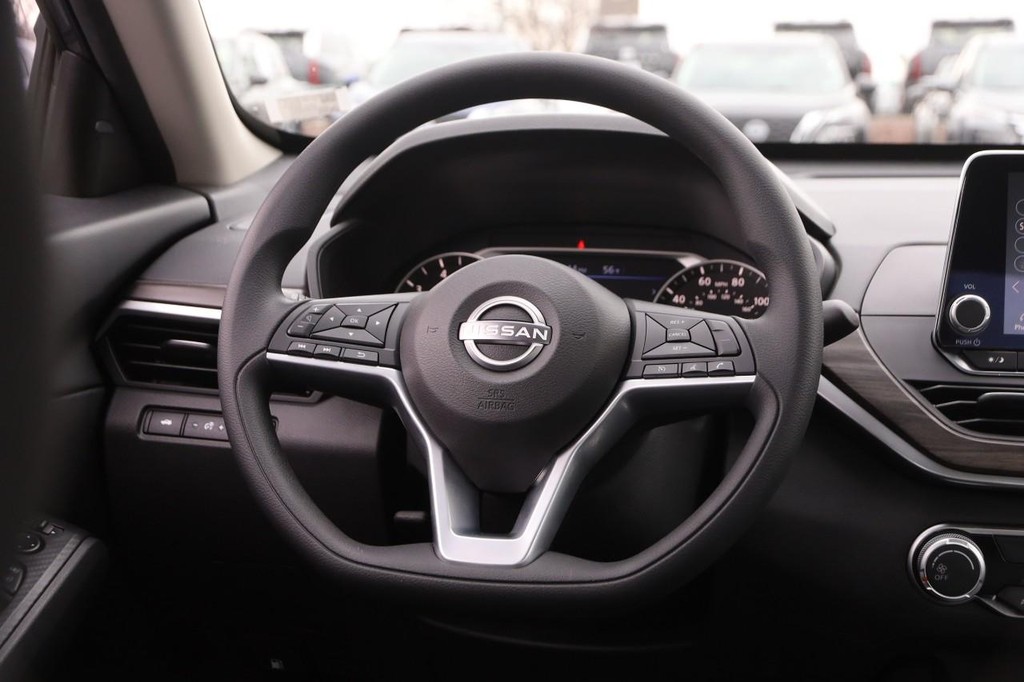 Nissan Altima Vehicle Image 21