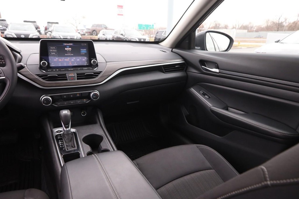 Nissan Altima Vehicle Image 23