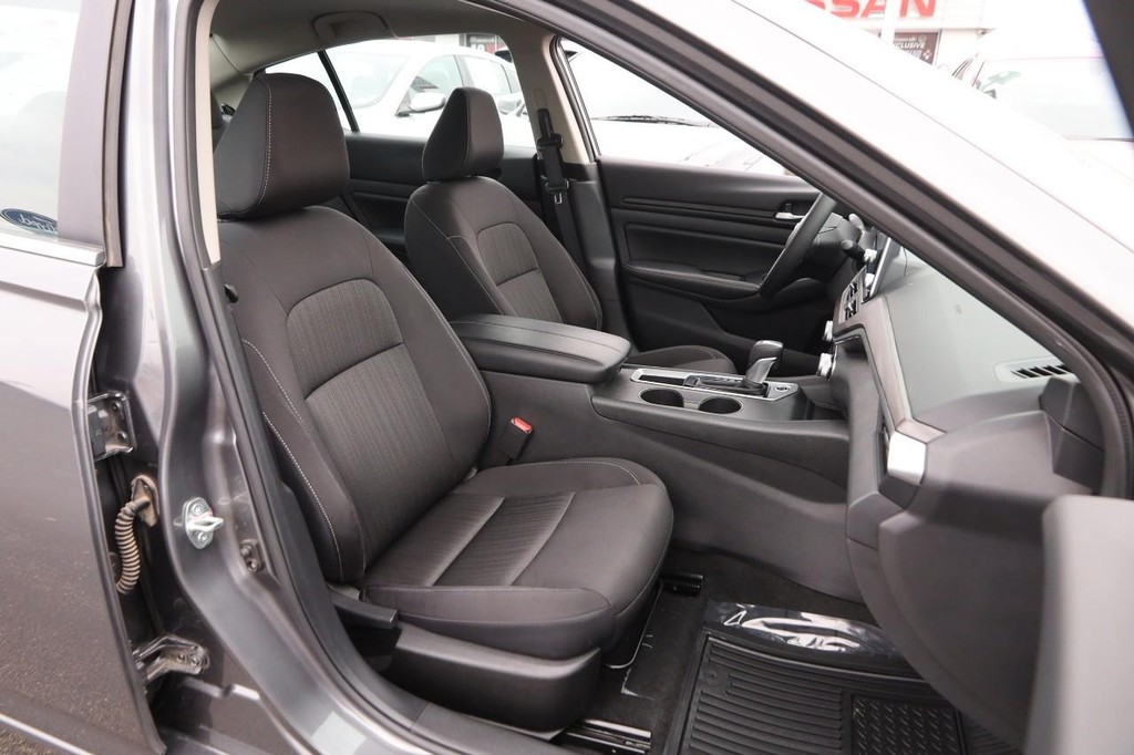 Nissan Altima Vehicle Image 24