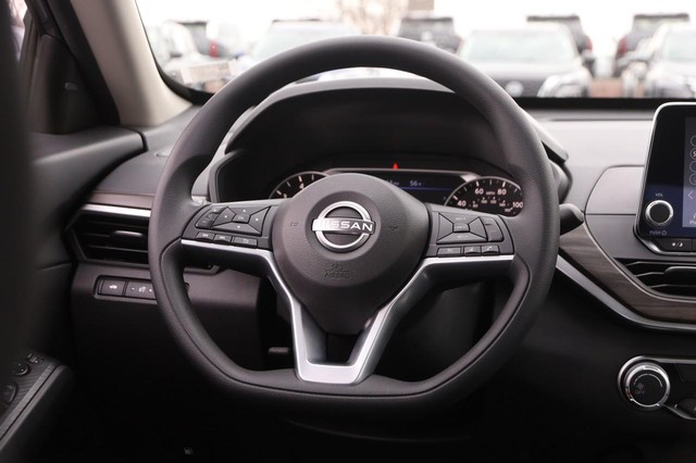 Nissan Altima Vehicle Image 21