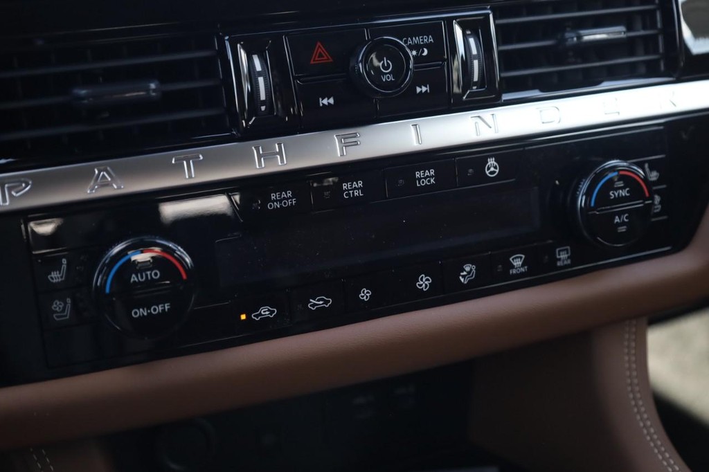 Nissan Pathfinder Vehicle Image 17