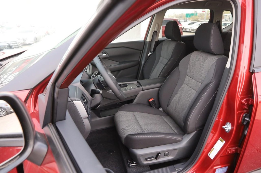 Nissan Rogue Vehicle Image 09