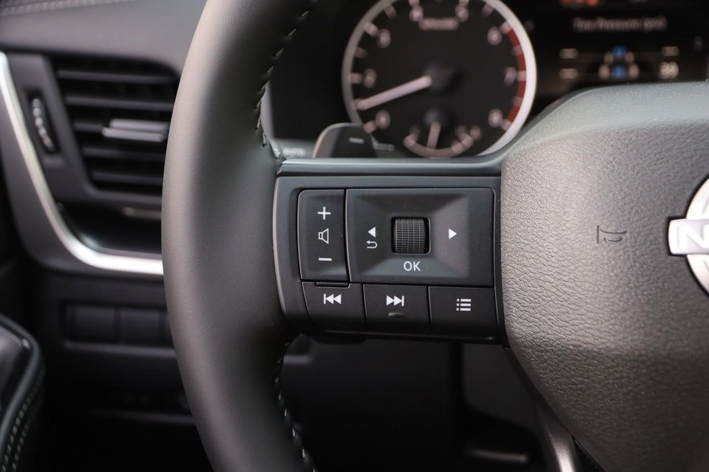 Nissan Rogue Vehicle Image 12