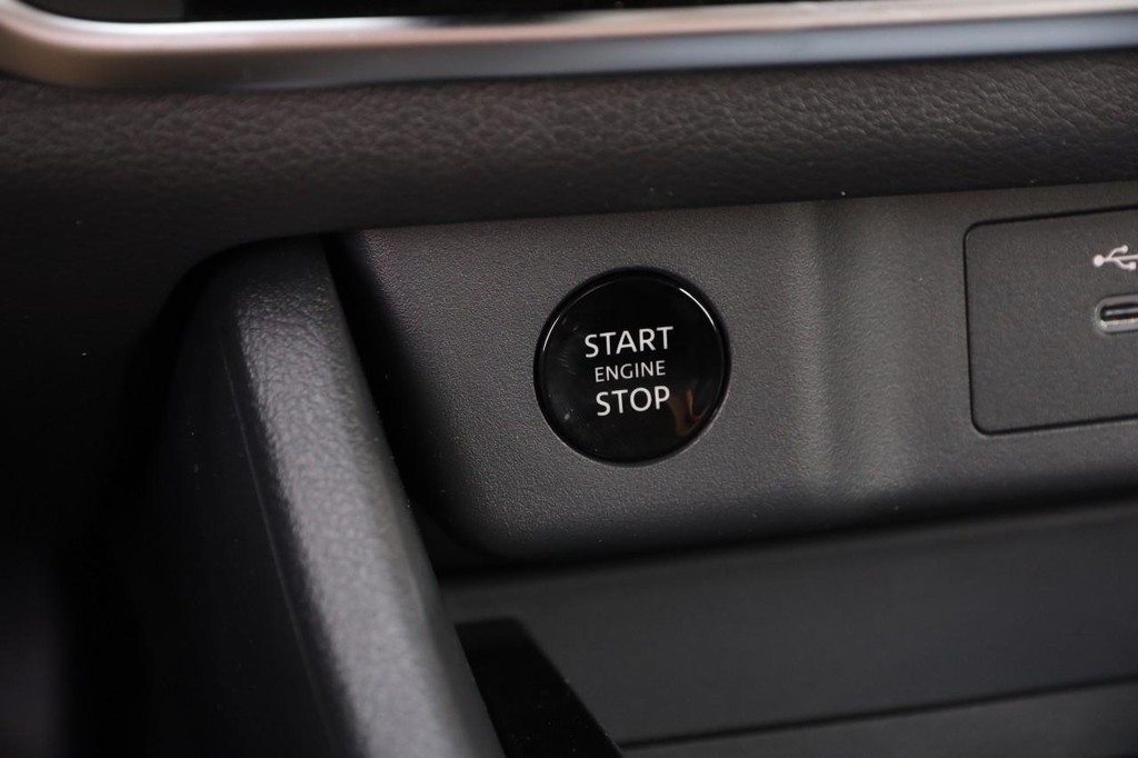 Nissan Rogue Vehicle Image 15