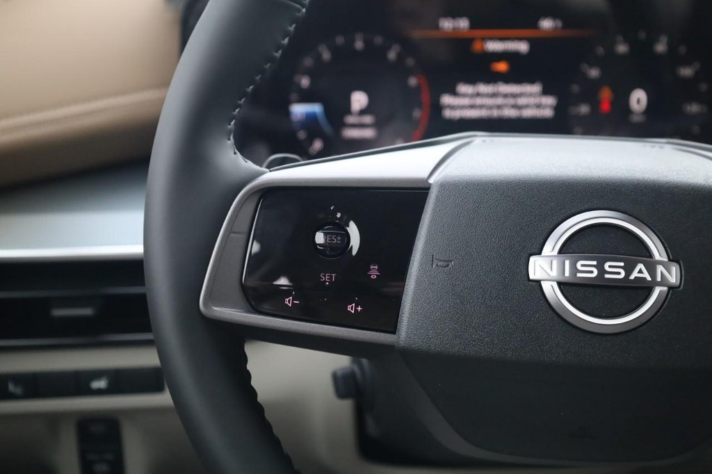 Nissan Murano Vehicle Full-screen Gallery Image 10