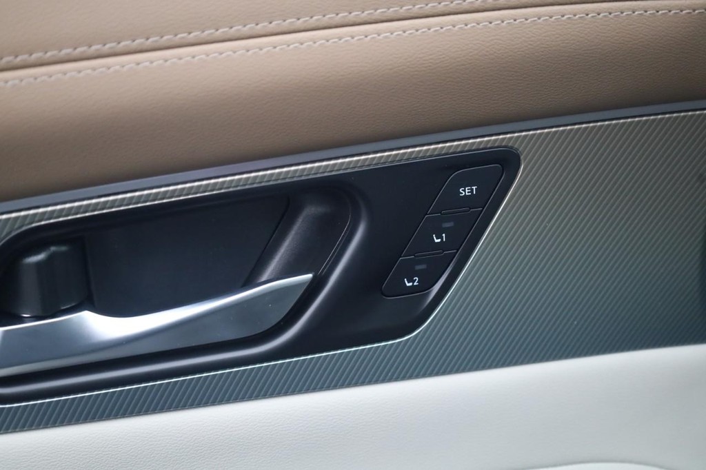 Nissan Murano Vehicle Full-screen Gallery Image 12
