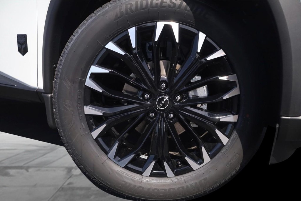 Nissan Rogue Vehicle Image 03