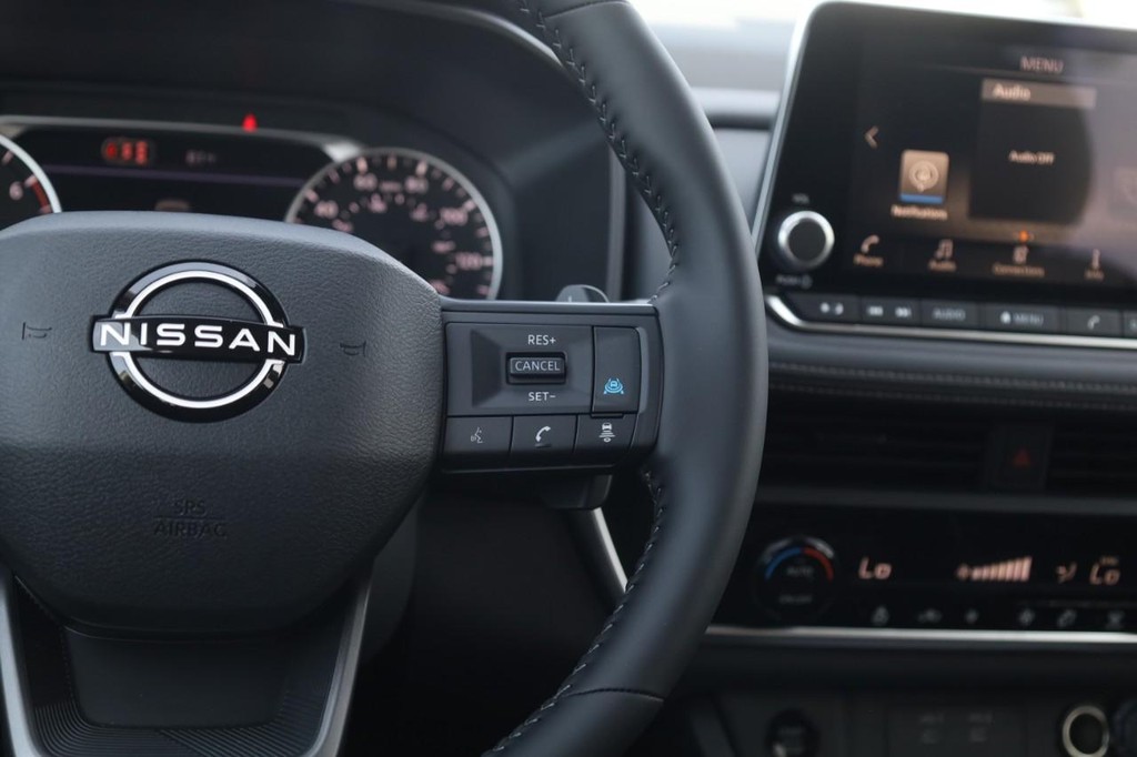 Nissan Rogue Vehicle Image 09