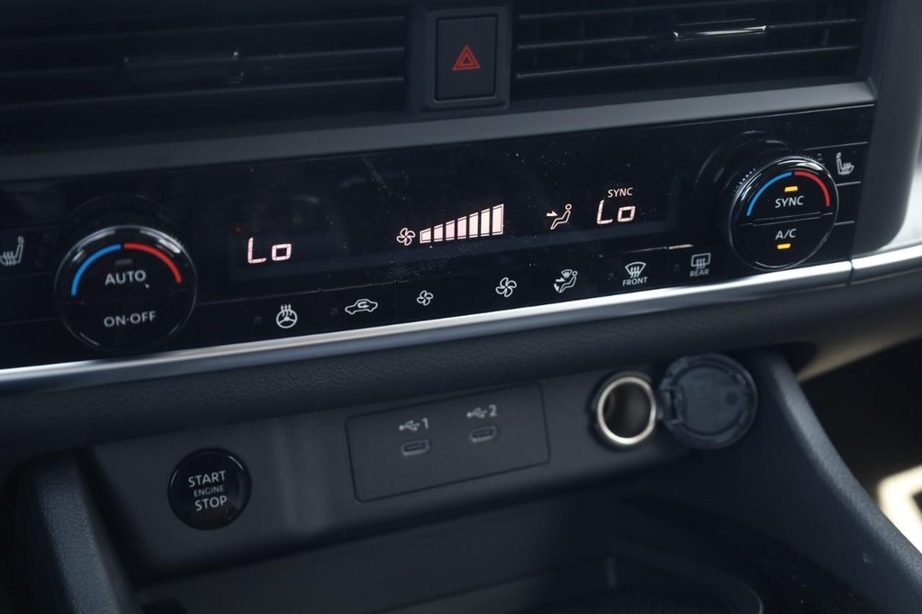 Nissan Rogue Vehicle Image 16