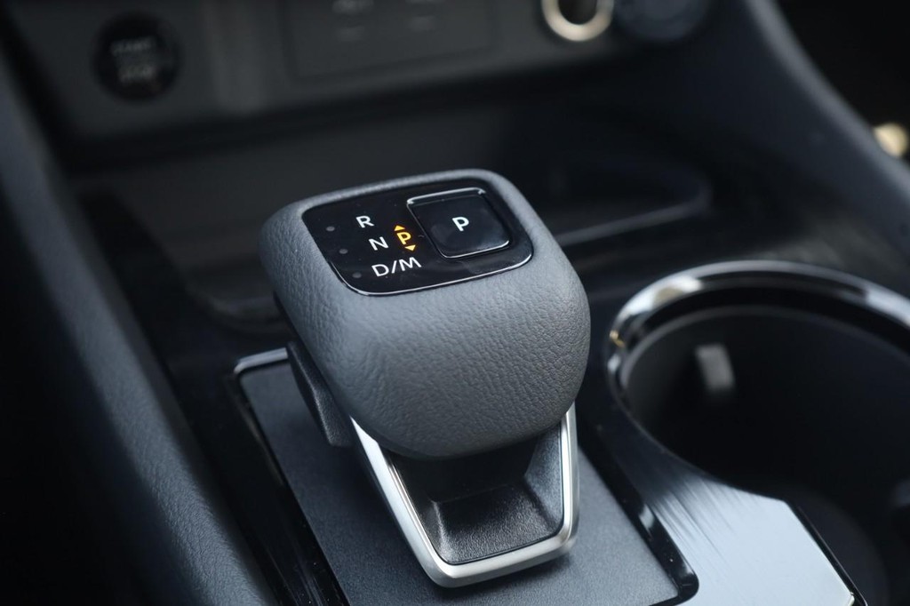 Nissan Rogue Vehicle Image 18