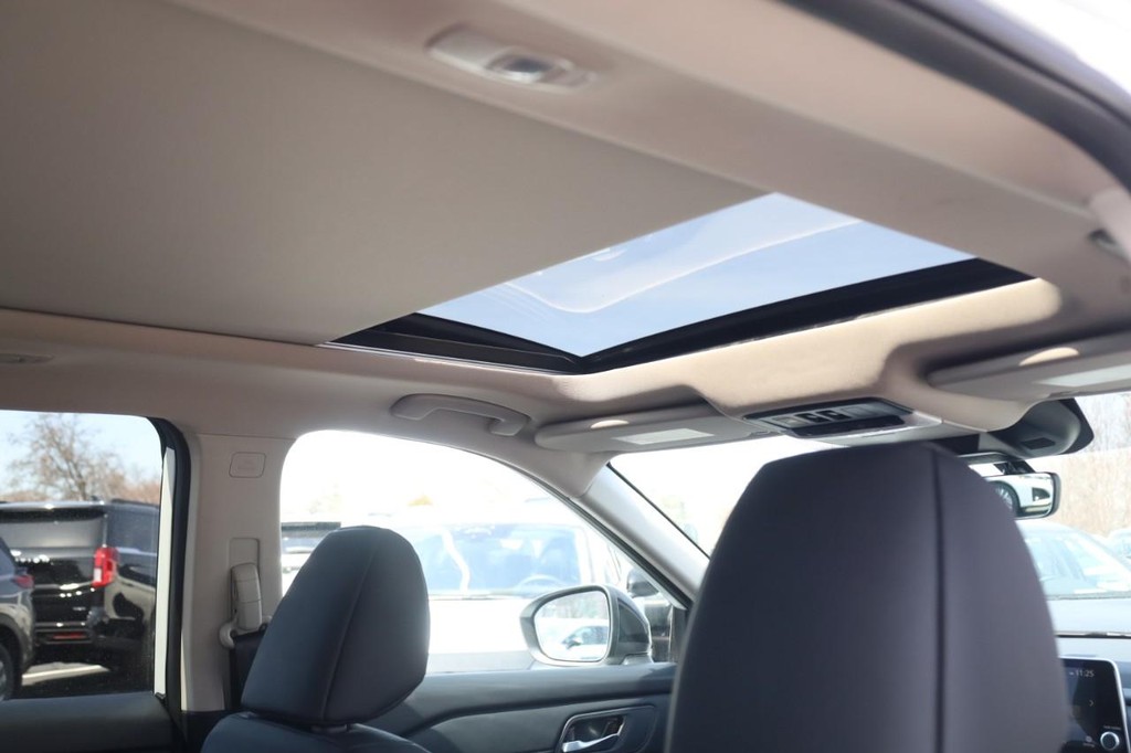 Nissan Rogue Vehicle Image 23