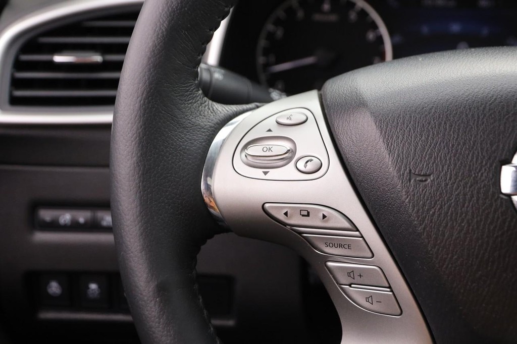 Nissan Murano Vehicle Image 13