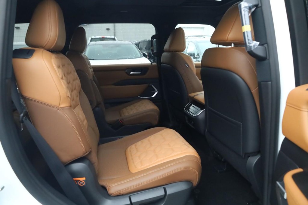 Nissan Armada Vehicle Image 19