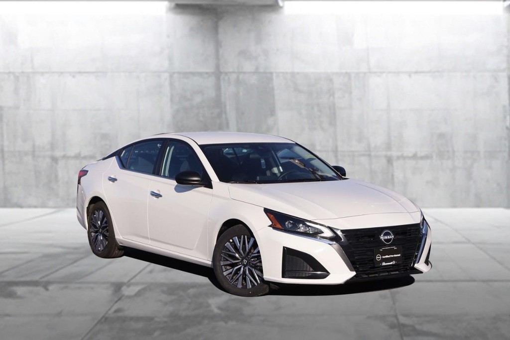 Nissan Altima Vehicle Full-screen Gallery Image 2