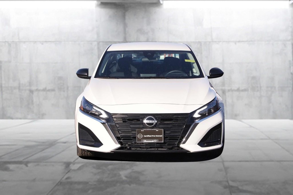 Nissan Altima Vehicle Full-screen Gallery Image 4