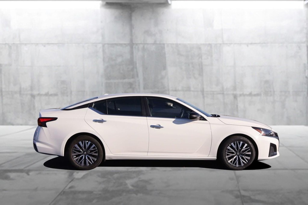 Nissan Altima Vehicle Full-screen Gallery Image 5