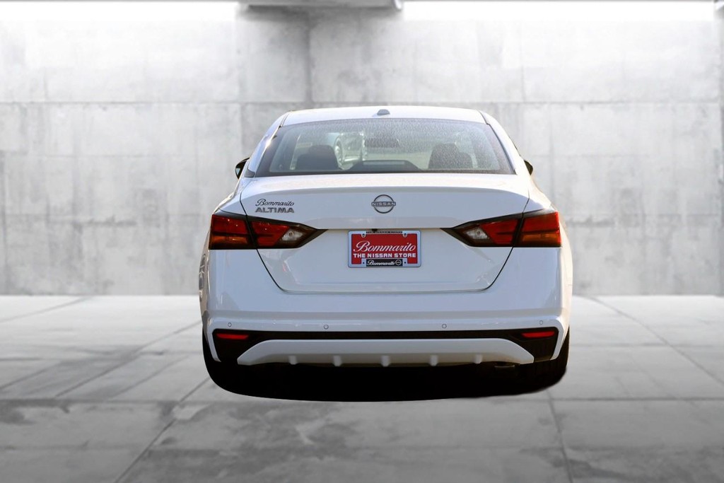 Nissan Altima Vehicle Full-screen Gallery Image 6