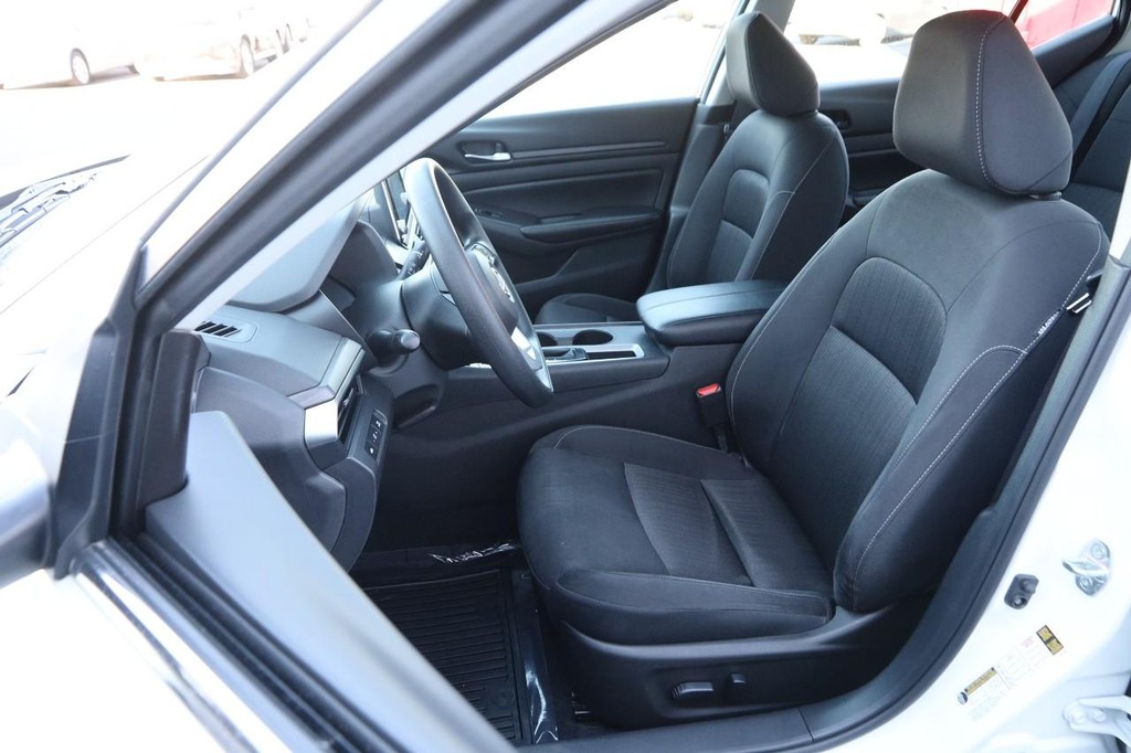 Nissan Altima Vehicle Full-screen Gallery Image 8