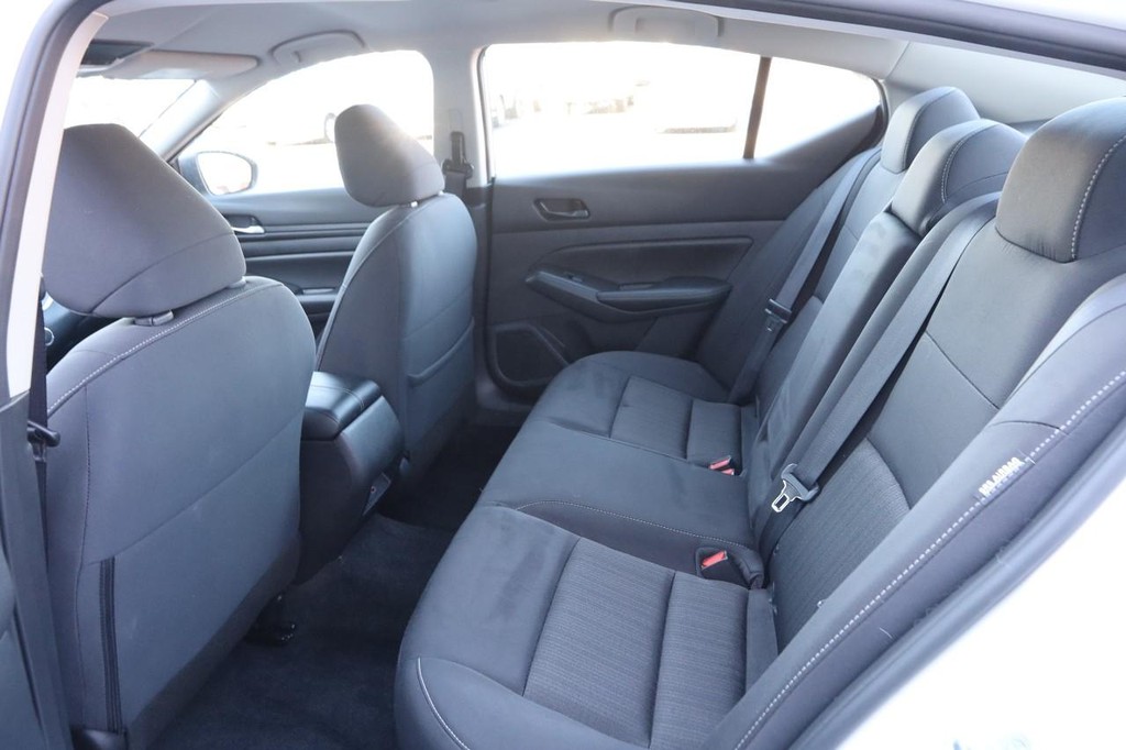 Nissan Altima Vehicle Full-screen Gallery Image 9