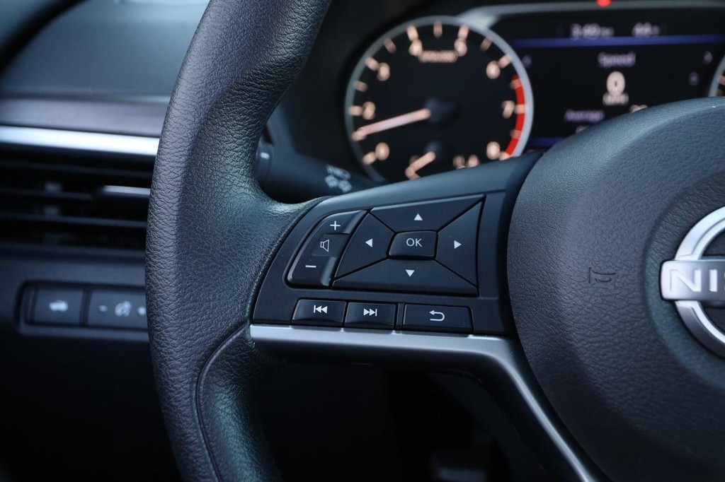 Nissan Altima Vehicle Full-screen Gallery Image 11