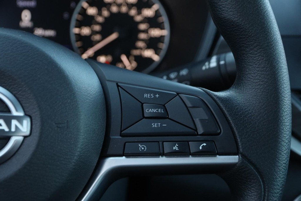 Nissan Altima Vehicle Full-screen Gallery Image 12