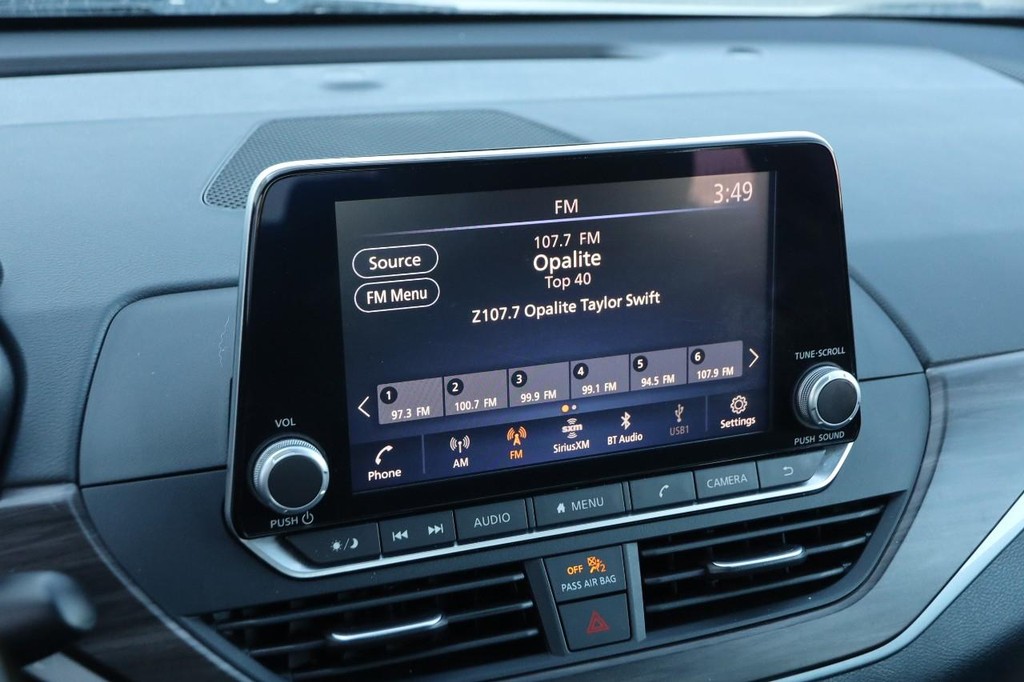 Nissan Altima Vehicle Full-screen Gallery Image 14