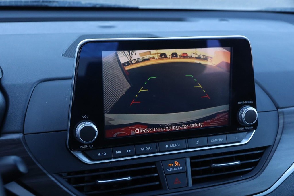 Nissan Altima Vehicle Full-screen Gallery Image 15