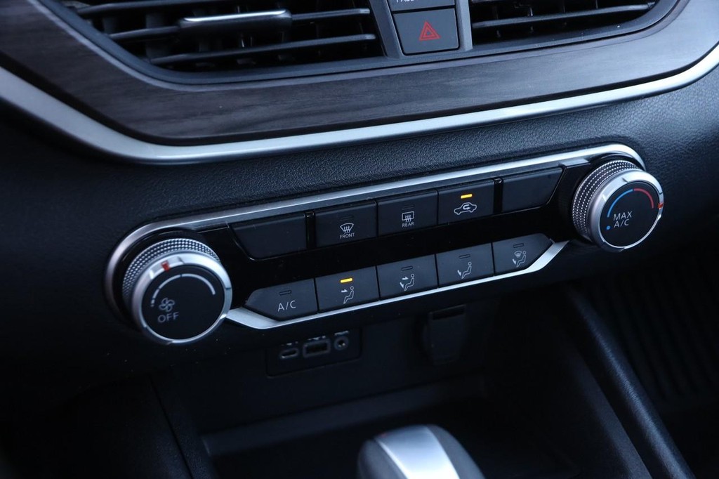 Nissan Altima Vehicle Full-screen Gallery Image 16