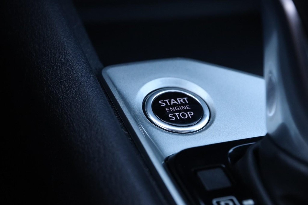 Nissan Altima Vehicle Full-screen Gallery Image 17