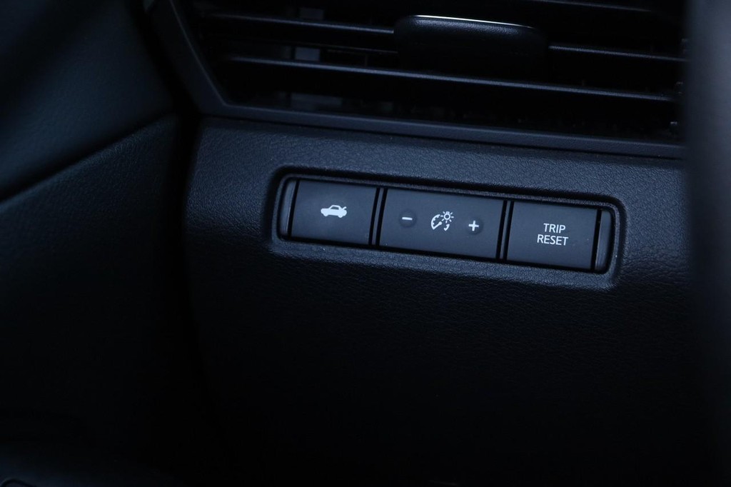 Nissan Altima Vehicle Full-screen Gallery Image 18