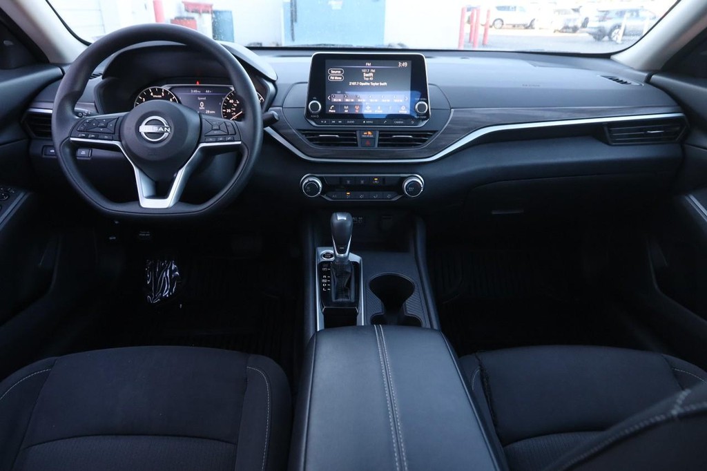 Nissan Altima Vehicle Full-screen Gallery Image 19