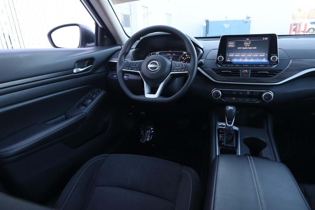 Nissan Altima Vehicle Full-screen Gallery Image 20