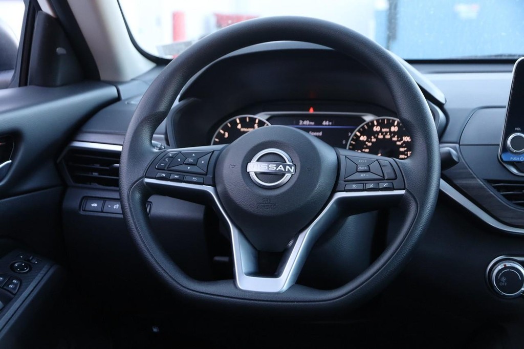 Nissan Altima Vehicle Full-screen Gallery Image 21