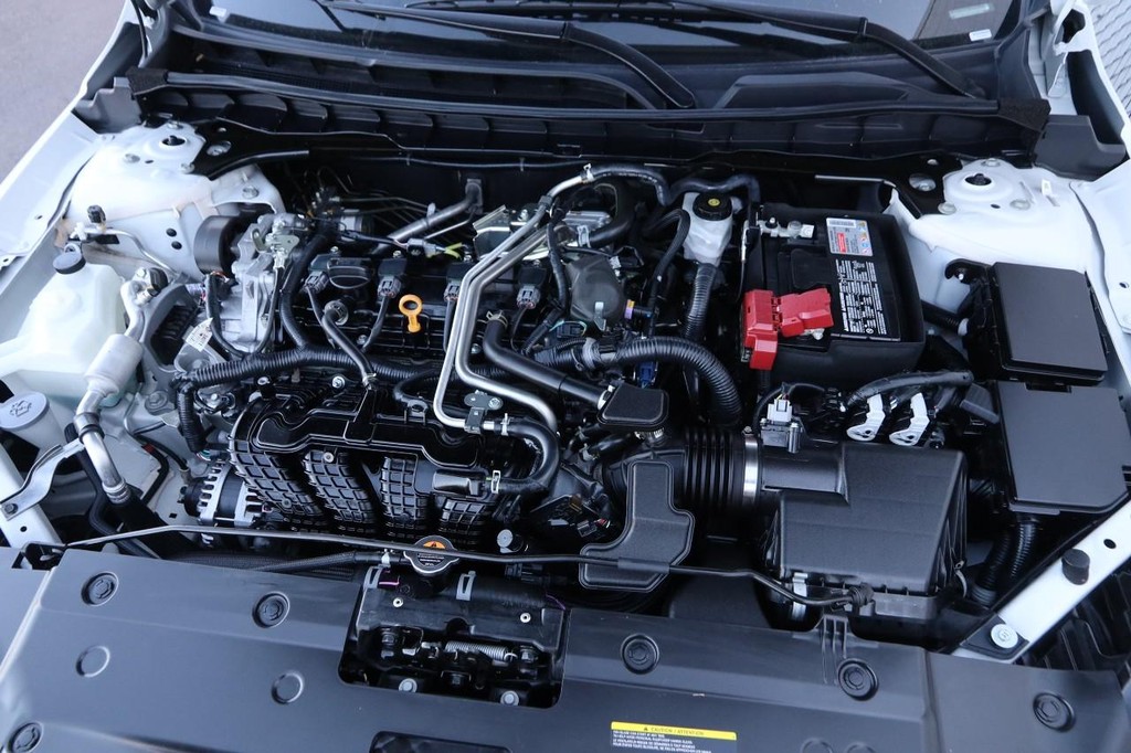 Nissan Altima Vehicle Full-screen Gallery Image 25