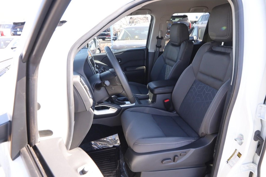 Nissan Frontier Vehicle Image 09