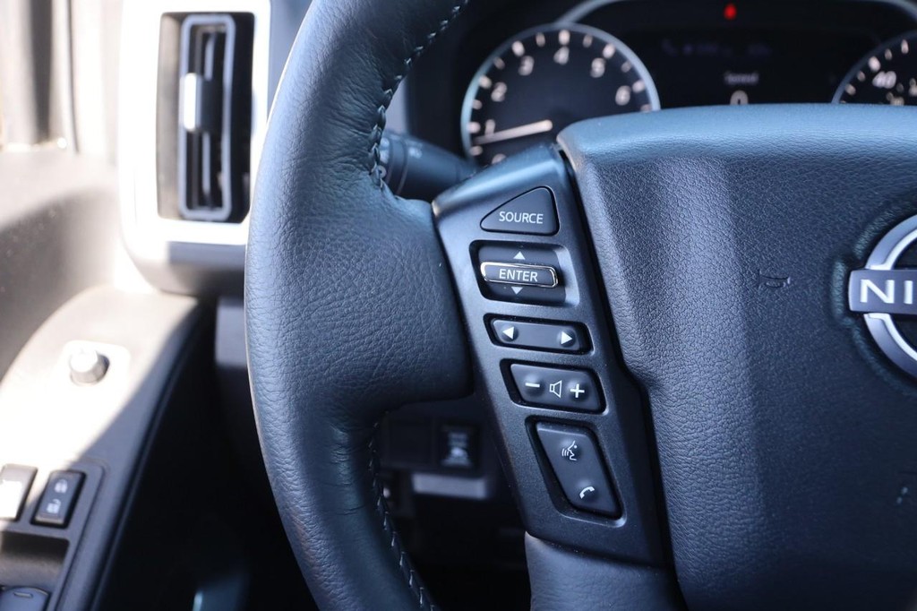 Nissan Frontier Vehicle Image 12