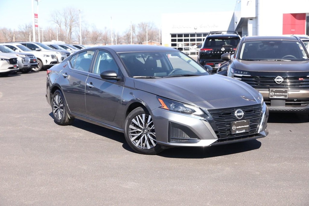 Nissan Altima Vehicle Image 02