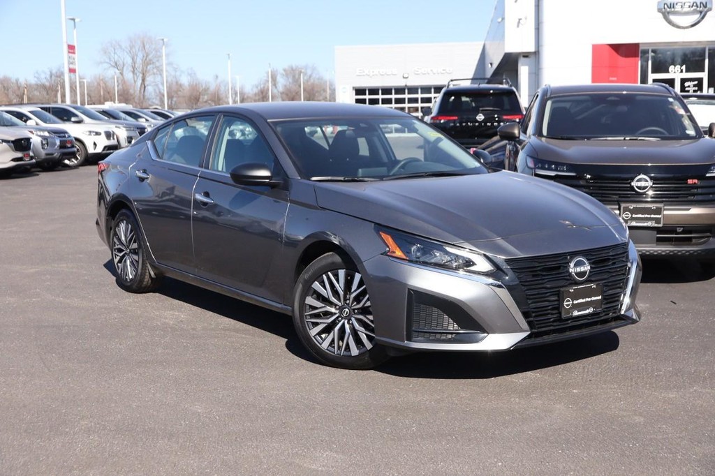 Nissan Altima Vehicle Image 03