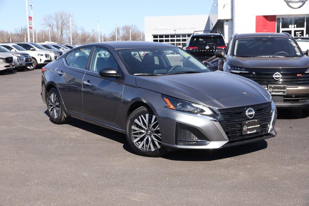 Nissan Altima Vehicle Image 04